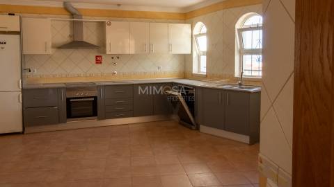 Moradia T5 +1, Praia da Luz Lagos / Arrendamento anual  4.000€ / Ref. LV059