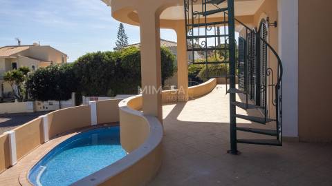Moradia T5 +1, Praia da Luz Lagos / Arrendamento anual  4.000€ / Ref. LV059