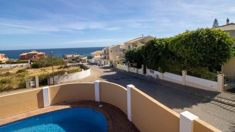 Moradia T5 +1, Praia da Luz Lagos / Arrendamento anual  4.000€ / Ref. LV059