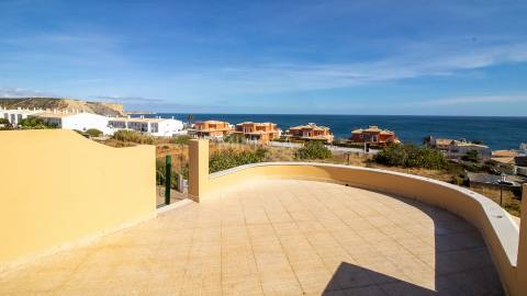 Moradia T5 +1, Praia da Luz Lagos / Arrendamento anual  4.000€ / Ref. LV059