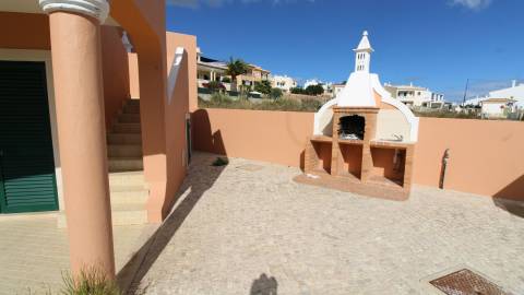 Moradia T5 +1, Praia da Luz Lagos / Arrendamento anual  4.000€ / Ref. LV059