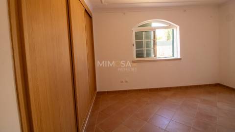 Moradia T5 +1, Praia da Luz Lagos / Arrendamento anual  4.000€ / Ref. LV059