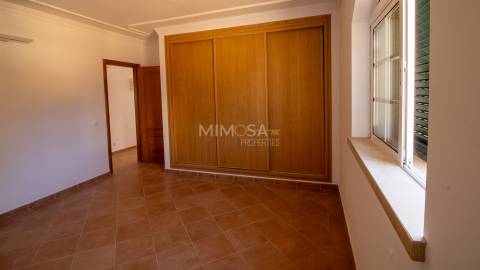 Moradia T5 +1, Praia da Luz Lagos / Arrendamento anual  4.000€ / Ref. LV059