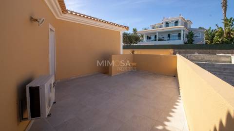 Moradia T5 +1, Praia da Luz Lagos / Arrendamento anual  4.000€ / Ref. LV059