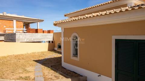 Moradia T5 +1, Praia da Luz Lagos / Arrendamento anual  4.000€ / Ref. LV059