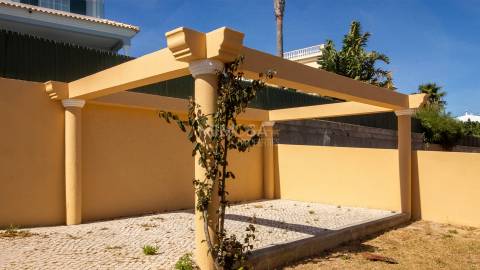 Moradia T5 +1, Praia da Luz Lagos / Arrendamento anual  4.000€ / Ref. LV059