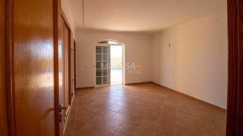 Moradia T5 +1, Praia da Luz Lagos / Arrendamento anual  4.000€ / Ref. LV059