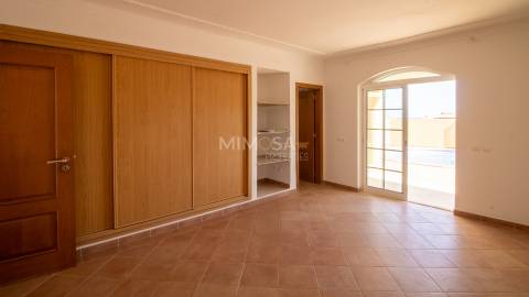 Moradia T5 +1, Praia da Luz Lagos / Arrendamento anual  4.000€ / Ref. LV059