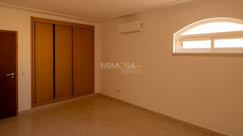 Moradia T5 +1, Praia da Luz Lagos / Arrendamento anual  4.000€ / Ref. LV059