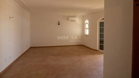 Moradia T5 +1, Praia da Luz Lagos / Arrendamento anual  4.000€ / Ref. LV059