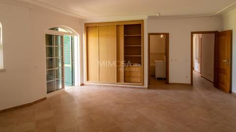 Moradia T5 +1, Praia da Luz Lagos / Arrendamento anual  4.000€ / Ref. LV059