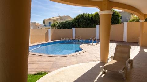 Moradia T5 +1, Praia da Luz Lagos / Arrendamento anual  4.000€ / Ref. LV059