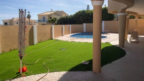 Moradia T5 +1, Praia da Luz Lagos / Arrendamento anual  4.000€ / Ref. LV059