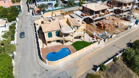 Moradia T5 +1, Praia da Luz Lagos / Arrendamento anual  4.000€ / Ref. LV059