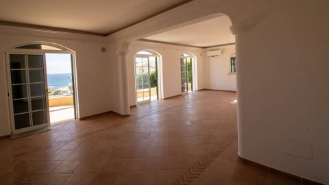 Moradia T5 +1, Praia da Luz Lagos / Arrendamento anual  4.000€ / Ref. LV059