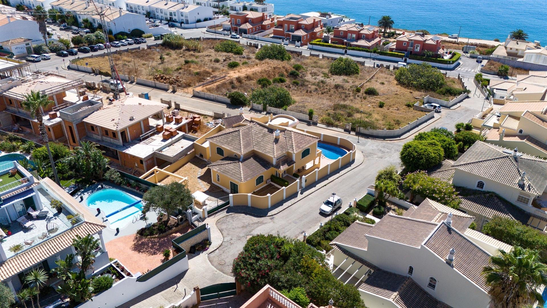 Moradia T5 +1, Praia da Luz Lagos / Arrendamento anual  4.000€ / Ref. LV059