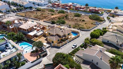 Moradia T5 +1, Praia da Luz Lagos / Arrendamento anual  4.000€ / Ref. LV059