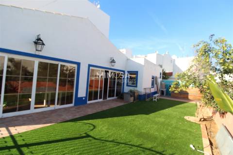 Edifício Comercial em Alvor