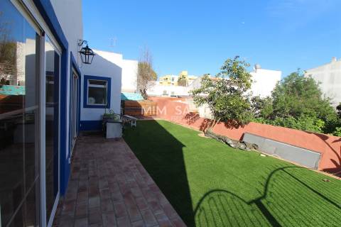 Edifício Comercial em Alvor