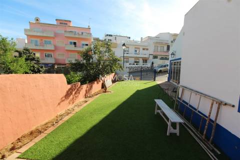 Edifício Comercial em Alvor