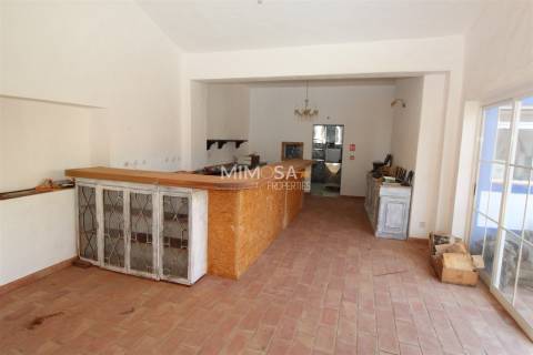 Edifício Comercial em Alvor