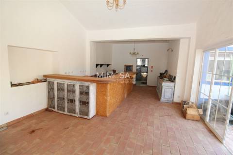 Edifício Comercial em Alvor