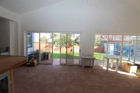 Edifício Comercial em Alvor