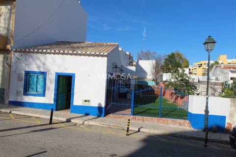 Edifício Comercial em Alvor