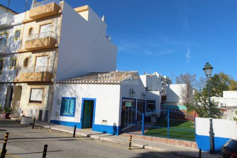 Edifício Comercial em Alvor