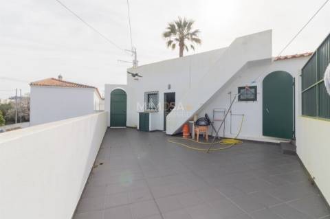 Moradia T3+2 com 3 Anexos Independentes em Alvor