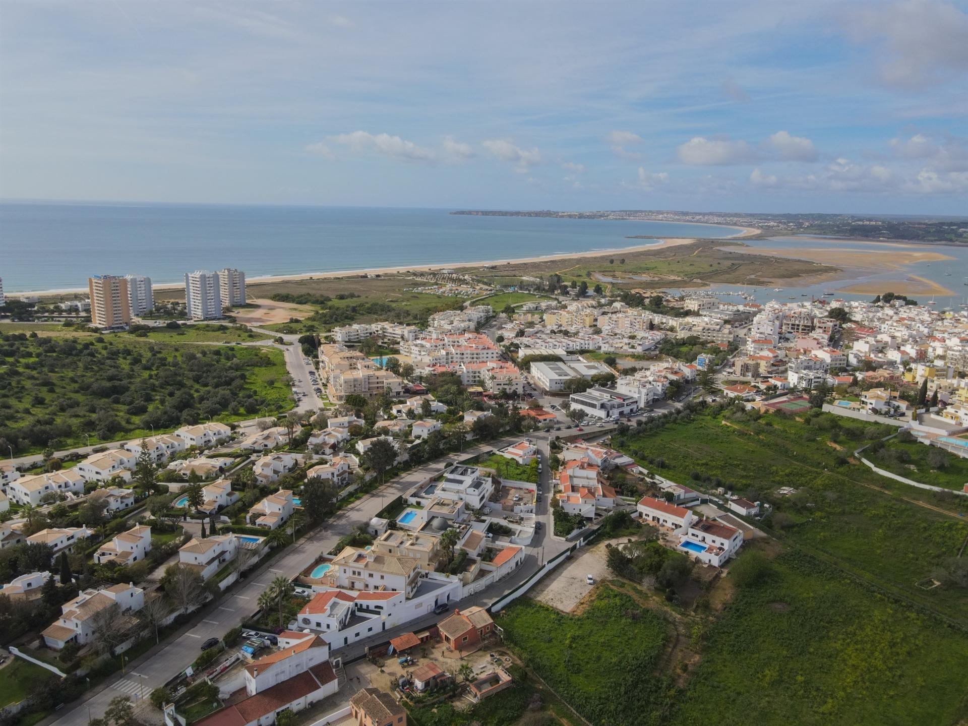 Moradia T3+2 com 3 Anexos Independentes em Alvor