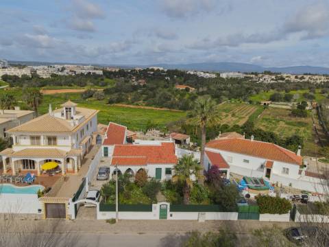 Moradia T3+2 com 3 Anexos Independentes em Alvor