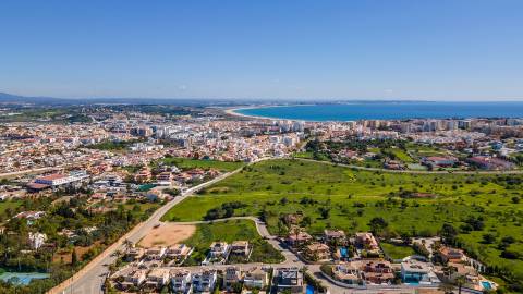 Fantástico terreno para construção de moradia, projeto perto da praia em zona privilegiada da cidade