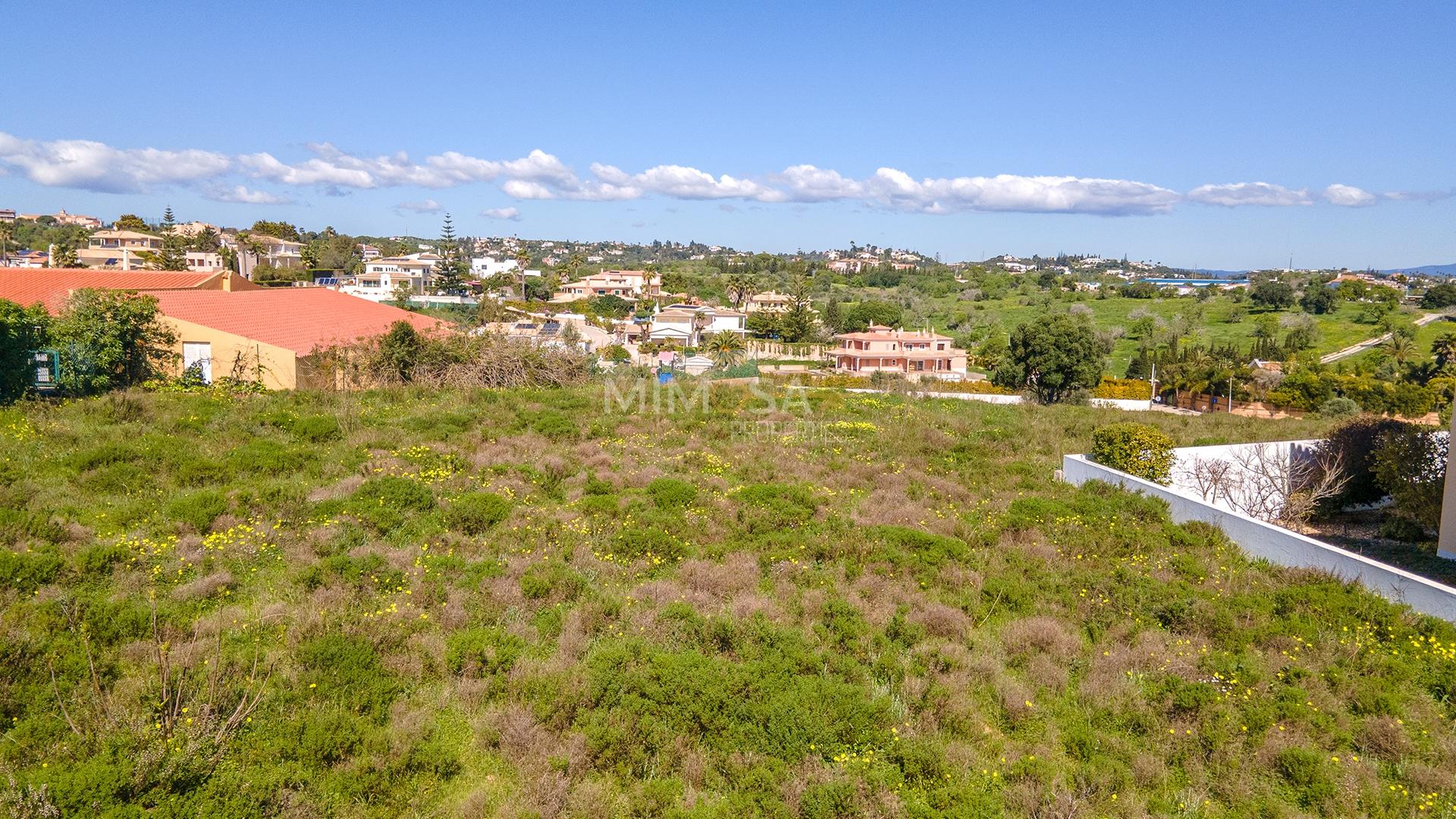Fantástico terreno para construção de moradia, projeto perto da praia em zona privilegiada da cidade