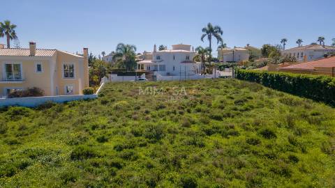 Fantástico terreno para construção de moradia, projeto perto da praia em zona privilegiada da cidade