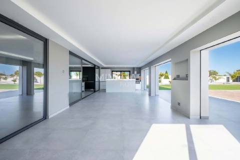 Moradia de Luxo entre o Boavista Golf e as Falésias de Lagos