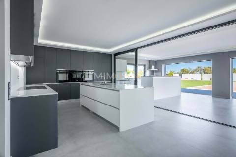 Moradia de Luxo entre o Boavista Golf e as Falésias de Lagos