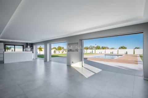 Moradia de Luxo entre o Boavista Golf e as Falésias de Lagos