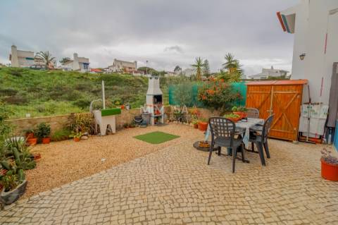 Moradia com Piscina e Vista Mar, a 2 Minutos da Praia da Amoreira