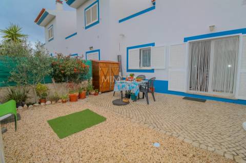 Moradia com Piscina e Vista Mar, a 2 Minutos da Praia da Amoreira