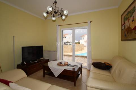 Moradia com Piscina e Vista Mar, a 2 Minutos da Praia da Amoreira