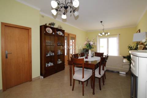 Moradia com Piscina e Vista Mar, a 2 Minutos da Praia da Amoreira