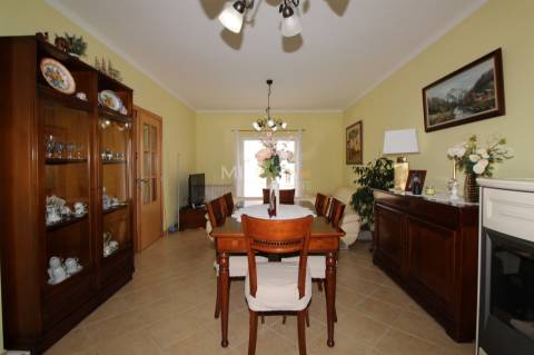 Moradia com Piscina e Vista Mar, a 2 Minutos da Praia da Amoreira