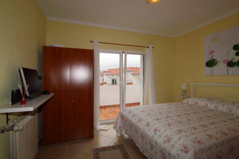 Moradia com Piscina e Vista Mar, a 2 Minutos da Praia da Amoreira