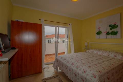 Moradia com Piscina e Vista Mar, a 2 Minutos da Praia da Amoreira