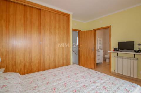 Moradia com Piscina e Vista Mar, a 2 Minutos da Praia da Amoreira