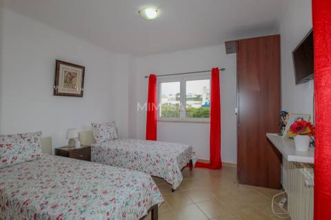 Moradia com Piscina e Vista Mar, a 2 Minutos da Praia da Amoreira