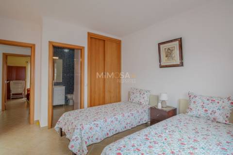 Moradia com Piscina e Vista Mar, a 2 Minutos da Praia da Amoreira