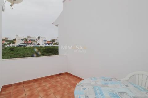 Moradia com Piscina e Vista Mar, a 2 Minutos da Praia da Amoreira