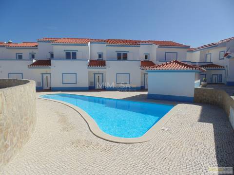 Moradia com Piscina e Vista Mar, a 2 Minutos da Praia da Amoreira